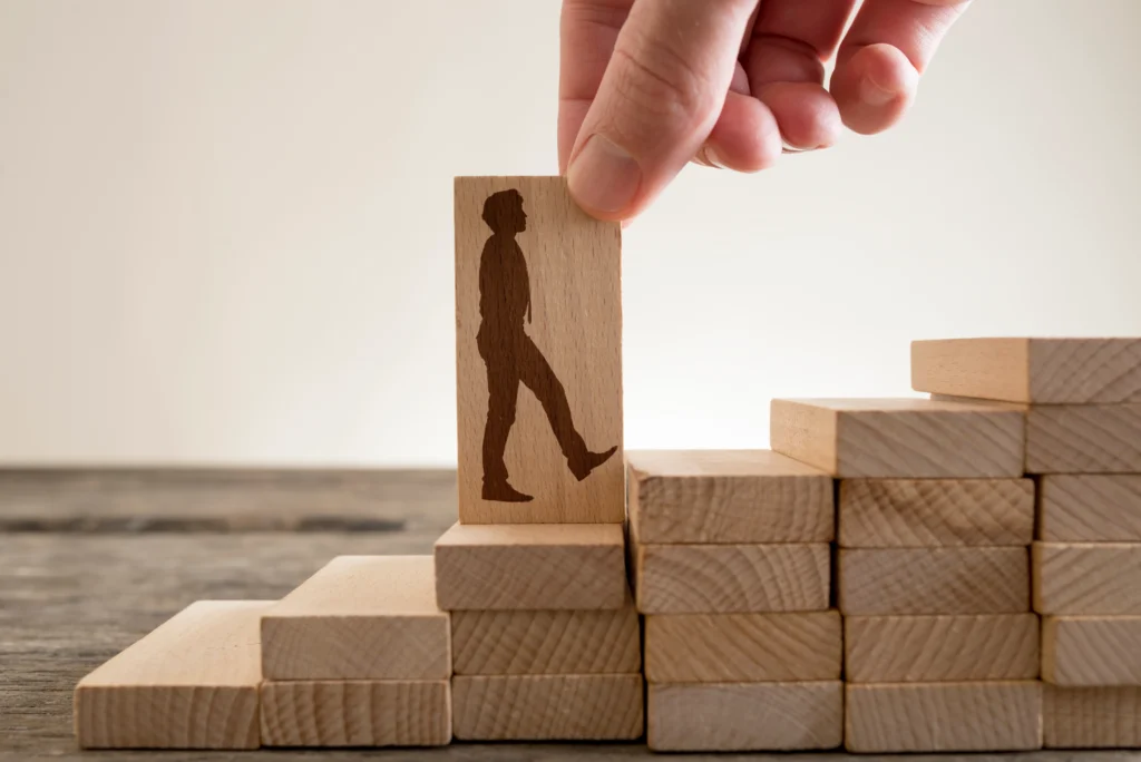 hombre subiendo una escalera con un coach personal en madrid para crecimiento y desarrollo personal